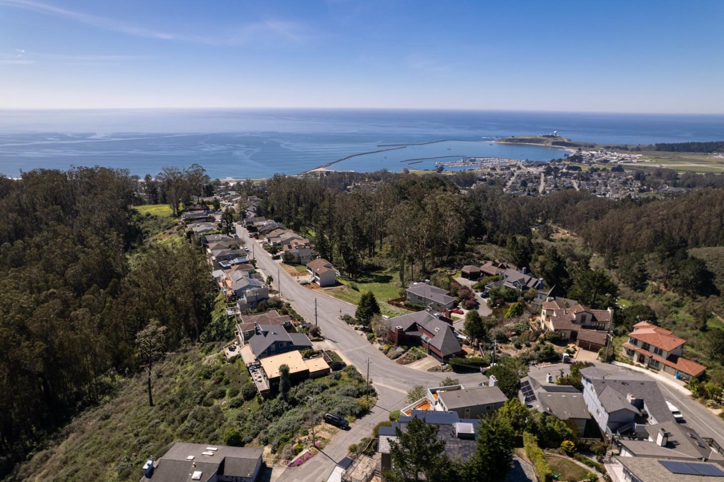 Detail Gallery Image 18 of 66 For 103 Dolphine Ave, El Granada,  CA 94018 - 5 Beds | 3/1 Baths