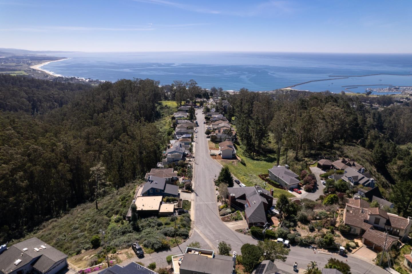 Detail Gallery Image 19 of 66 For 103 Dolphine Ave, El Granada,  CA 94018 - 5 Beds | 3/1 Baths