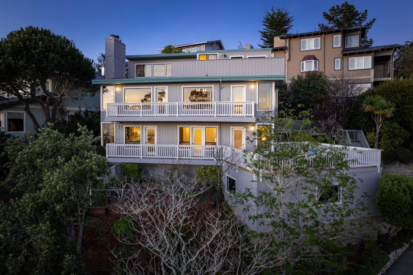 Detail Gallery Image 3 of 66 For 103 Dolphine Ave, El Granada,  CA 94018 - 5 Beds | 3/1 Baths