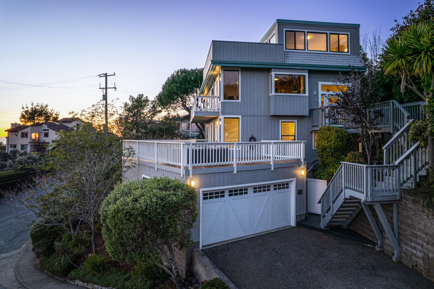 Detail Gallery Image 4 of 66 For 103 Dolphine Ave, El Granada,  CA 94018 - 5 Beds | 3/1 Baths