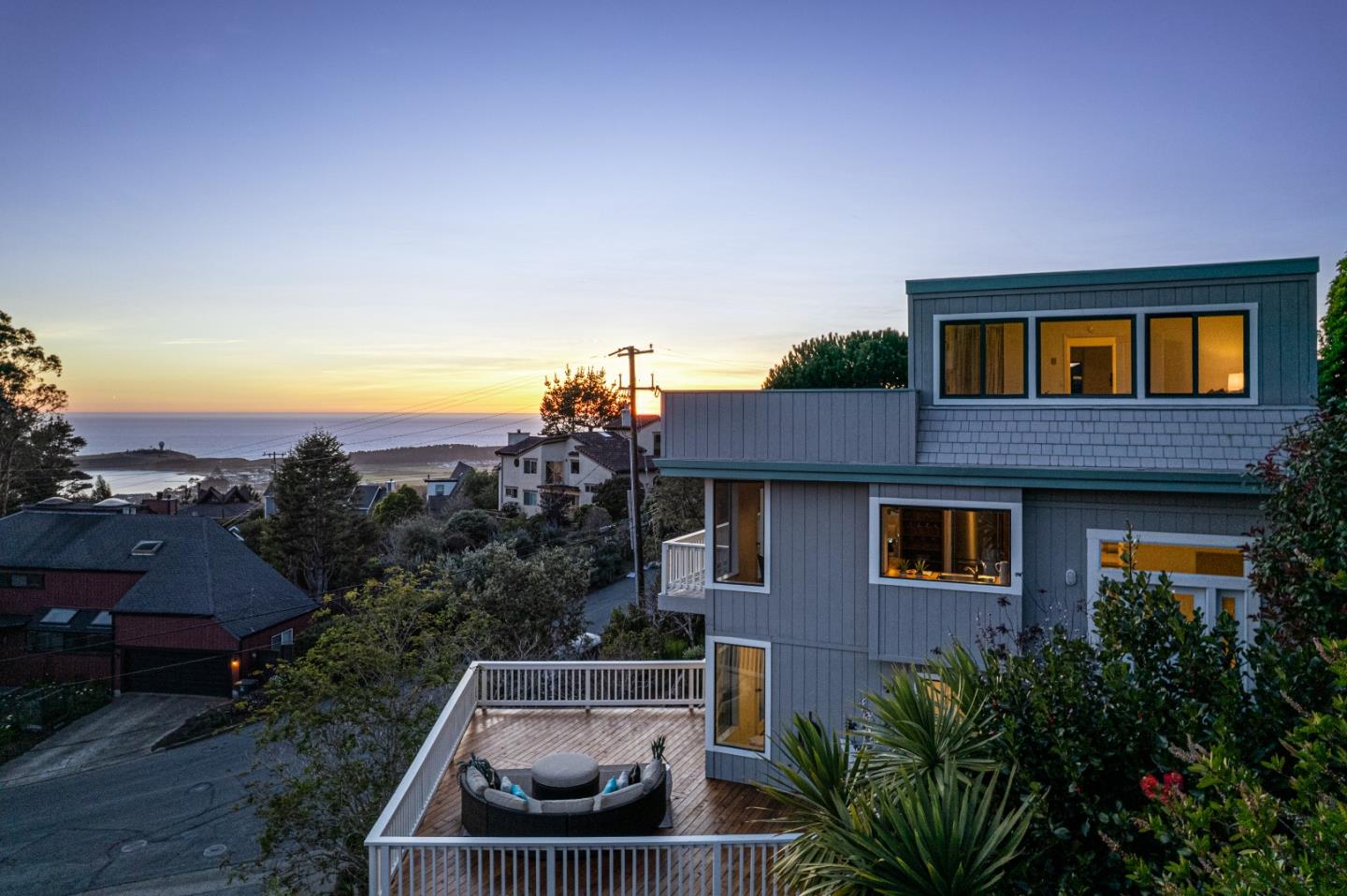 Detail Gallery Image 8 of 66 For 103 Dolphine Ave, El Granada,  CA 94018 - 5 Beds | 3/1 Baths