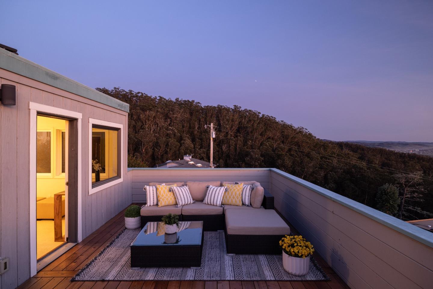 Detail Gallery Image 9 of 66 For 103 Dolphine Ave, El Granada,  CA 94018 - 5 Beds | 3/1 Baths