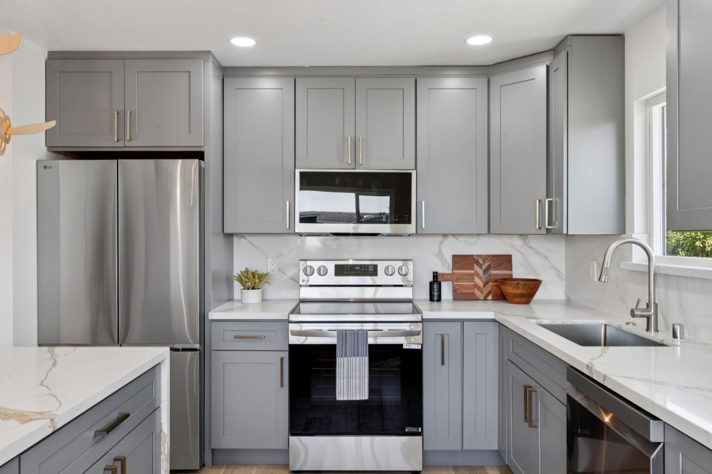 Detail Gallery Image 21 of 63 For 846 San Ramon Ave, Moss Beach,  CA 94038 - 5 Beds | 2/1 Baths