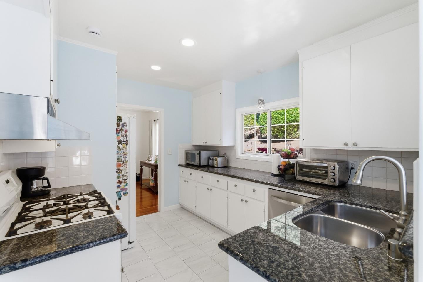 Detail Gallery Image 15 of 46 For 76 Fay Ave, San Carlos,  CA 94070 - 3 Beds | 2/1 Baths