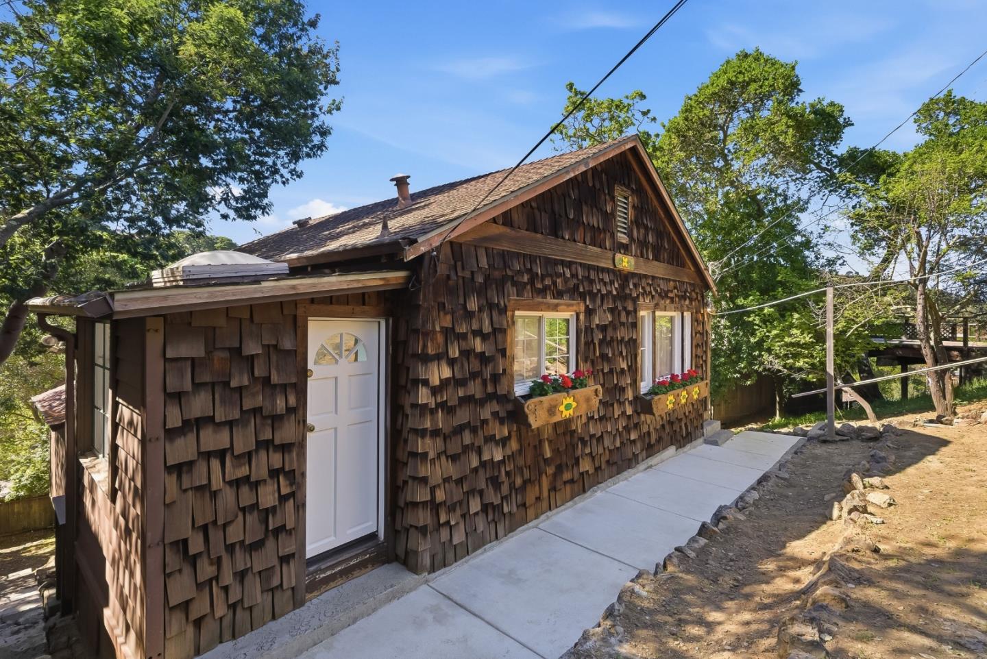 Detail Gallery Image 3 of 46 For 76 Fay Ave, San Carlos,  CA 94070 - 3 Beds | 2/1 Baths