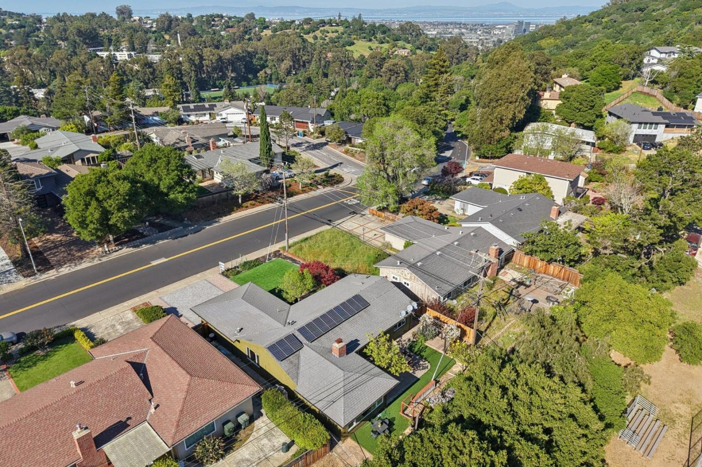 Detail Gallery Image 31 of 46 For 1515 Chula Vista Dr, Belmont,  CA 94002 - 3 Beds | 2 Baths