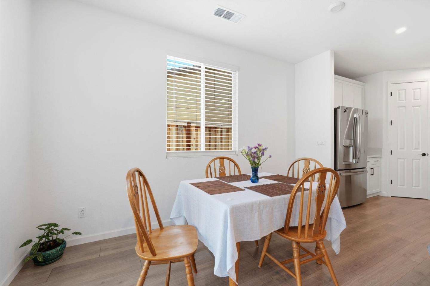 Detail Gallery Image 11 of 27 For 667 Pleasant Dr, Lathrop,  CA 95330 - 3 Beds | 2 Baths