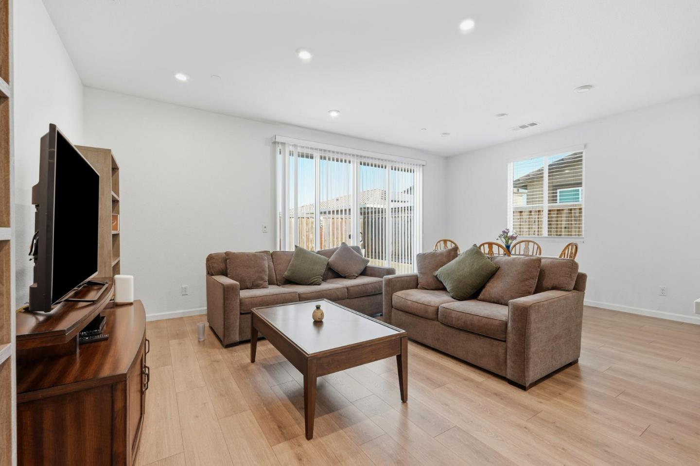 Detail Gallery Image 3 of 27 For 667 Pleasant Dr, Lathrop,  CA 95330 - 3 Beds | 2 Baths