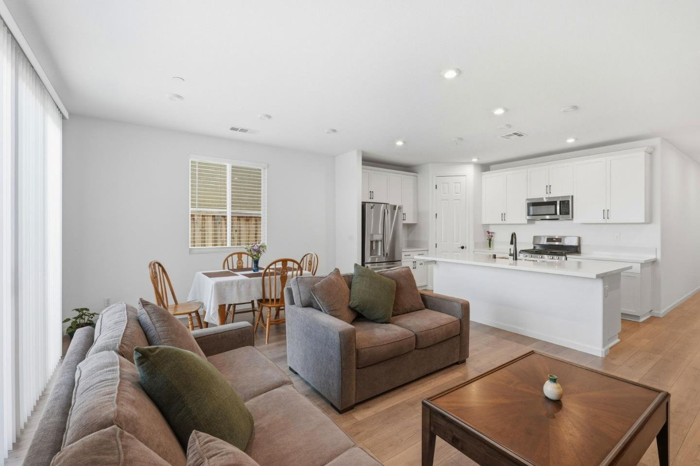 Detail Gallery Image 4 of 27 For 667 Pleasant Dr, Lathrop,  CA 95330 - 3 Beds | 2 Baths