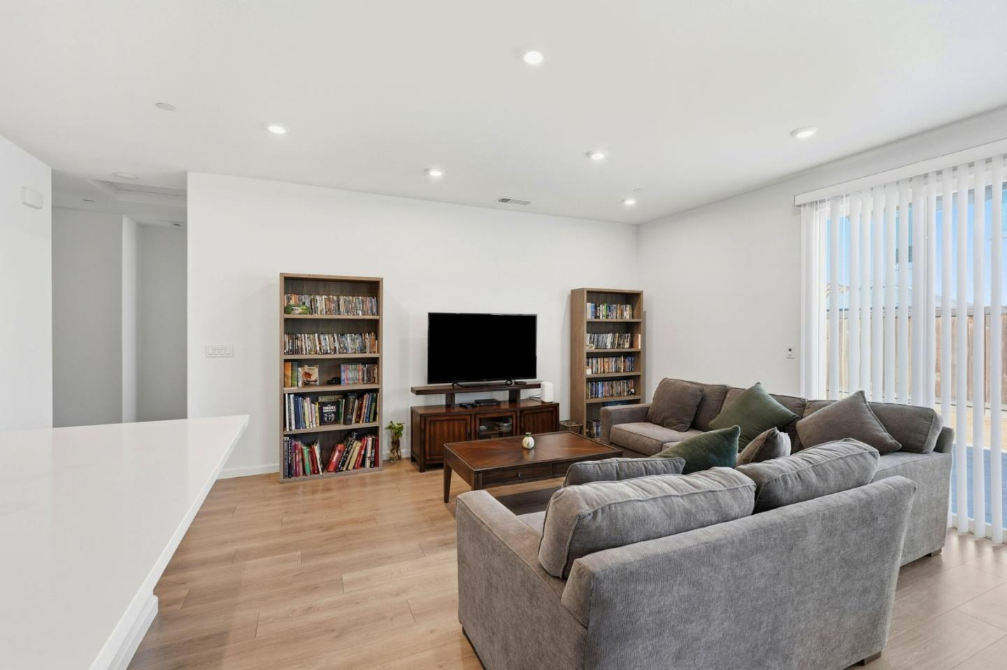 Detail Gallery Image 5 of 27 For 667 Pleasant Dr, Lathrop,  CA 95330 - 3 Beds | 2 Baths