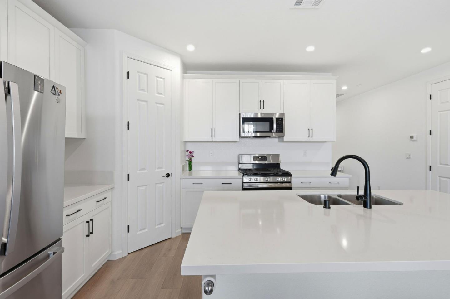 Detail Gallery Image 7 of 27 For 667 Pleasant Dr, Lathrop,  CA 95330 - 3 Beds | 2 Baths