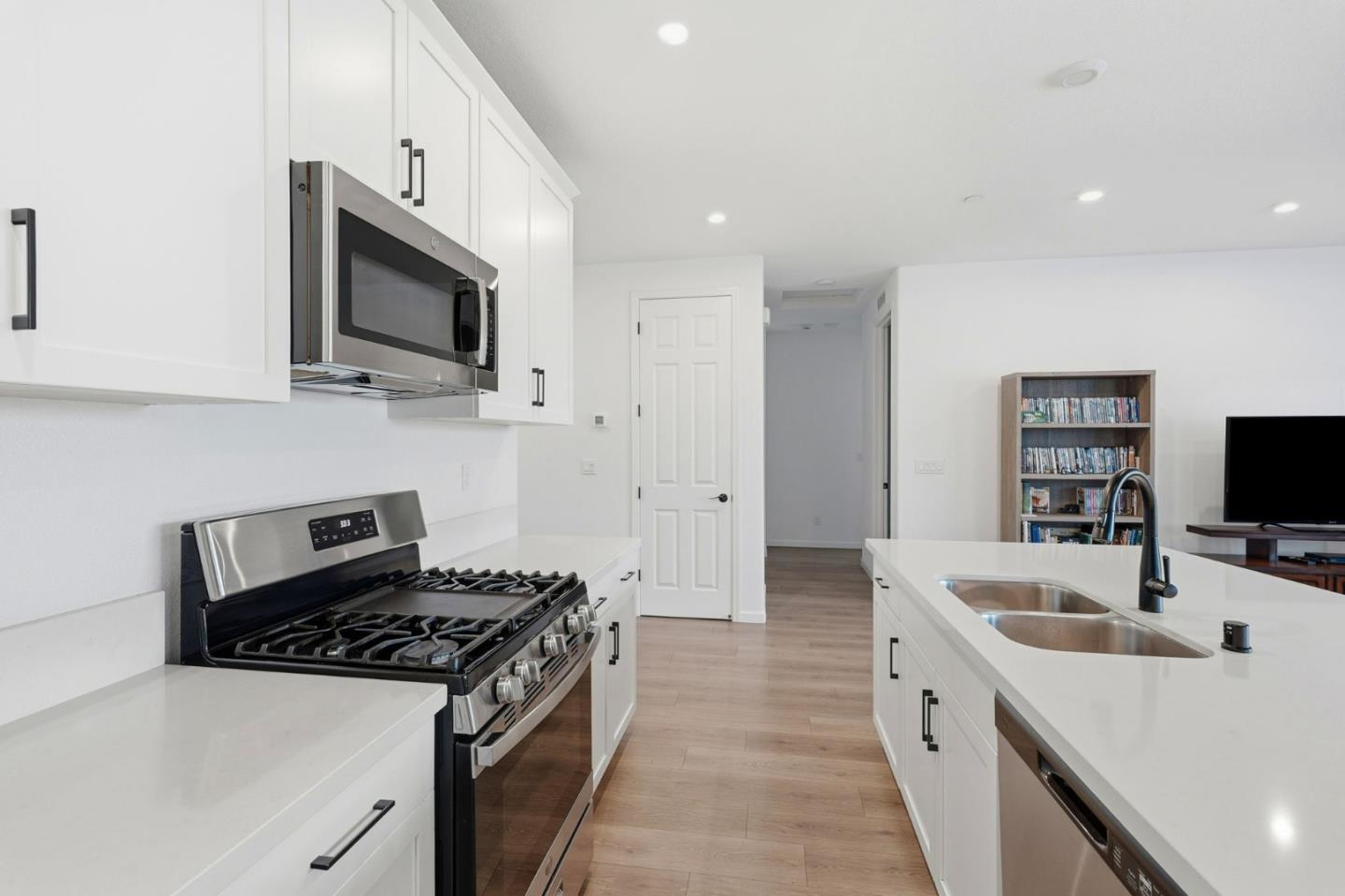 Detail Gallery Image 8 of 27 For 667 Pleasant Dr, Lathrop,  CA 95330 - 3 Beds | 2 Baths