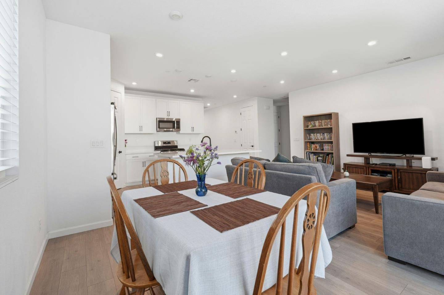 Detail Gallery Image 9 of 27 For 667 Pleasant Dr, Lathrop,  CA 95330 - 3 Beds | 2 Baths