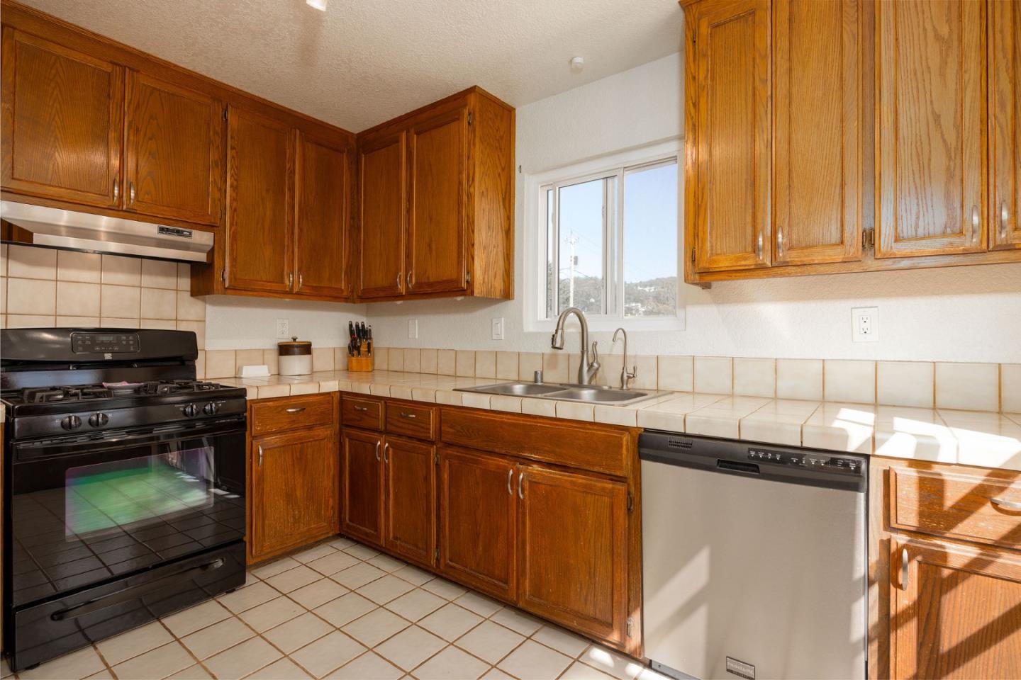 Detail Gallery Image 11 of 48 For 839 Sonora Ave, El Granada,  CA 94018 - 3 Beds | 2/1 Baths