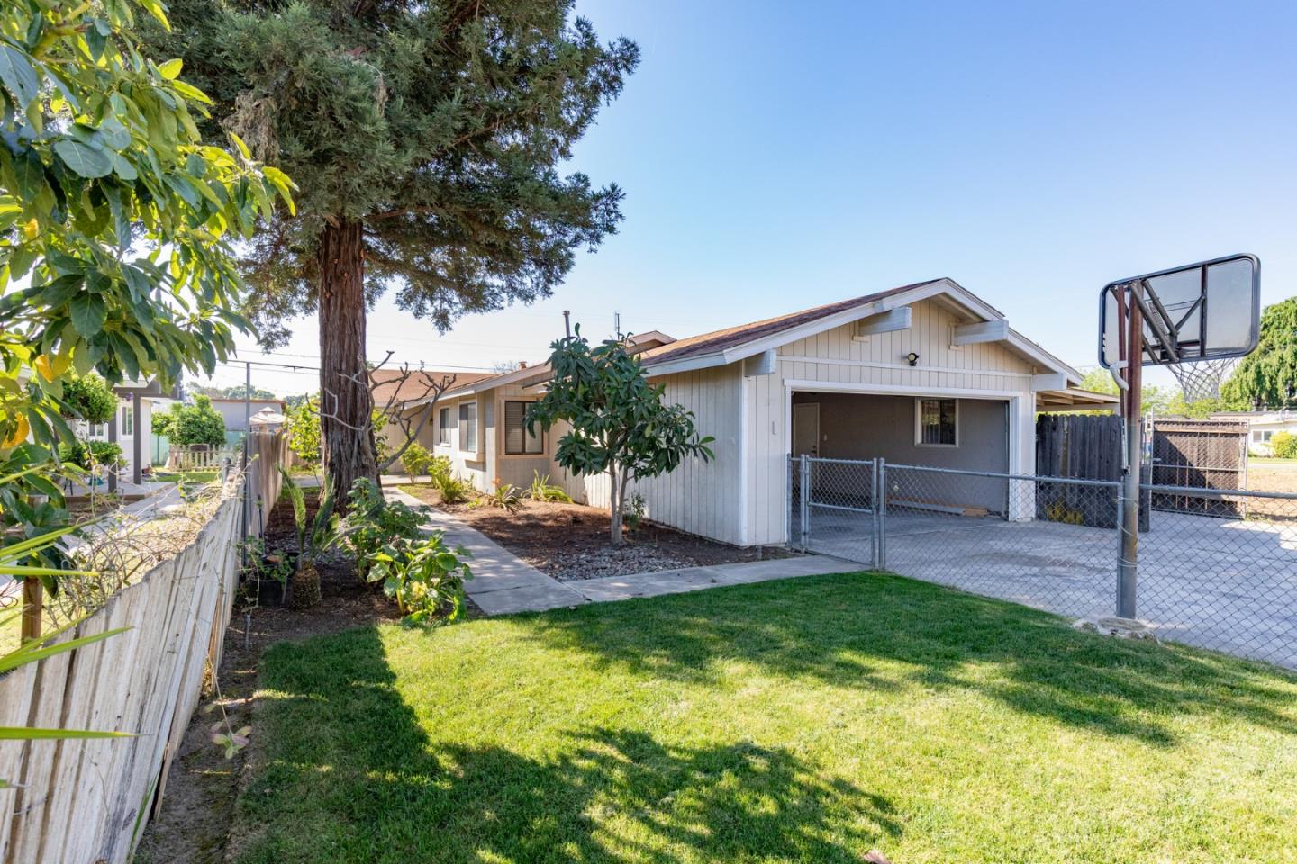 Detail Gallery Image 5 of 56 For 377 W Alluvial Ave, Pinedale,  CA 93650 - 3 Beds | 2 Baths