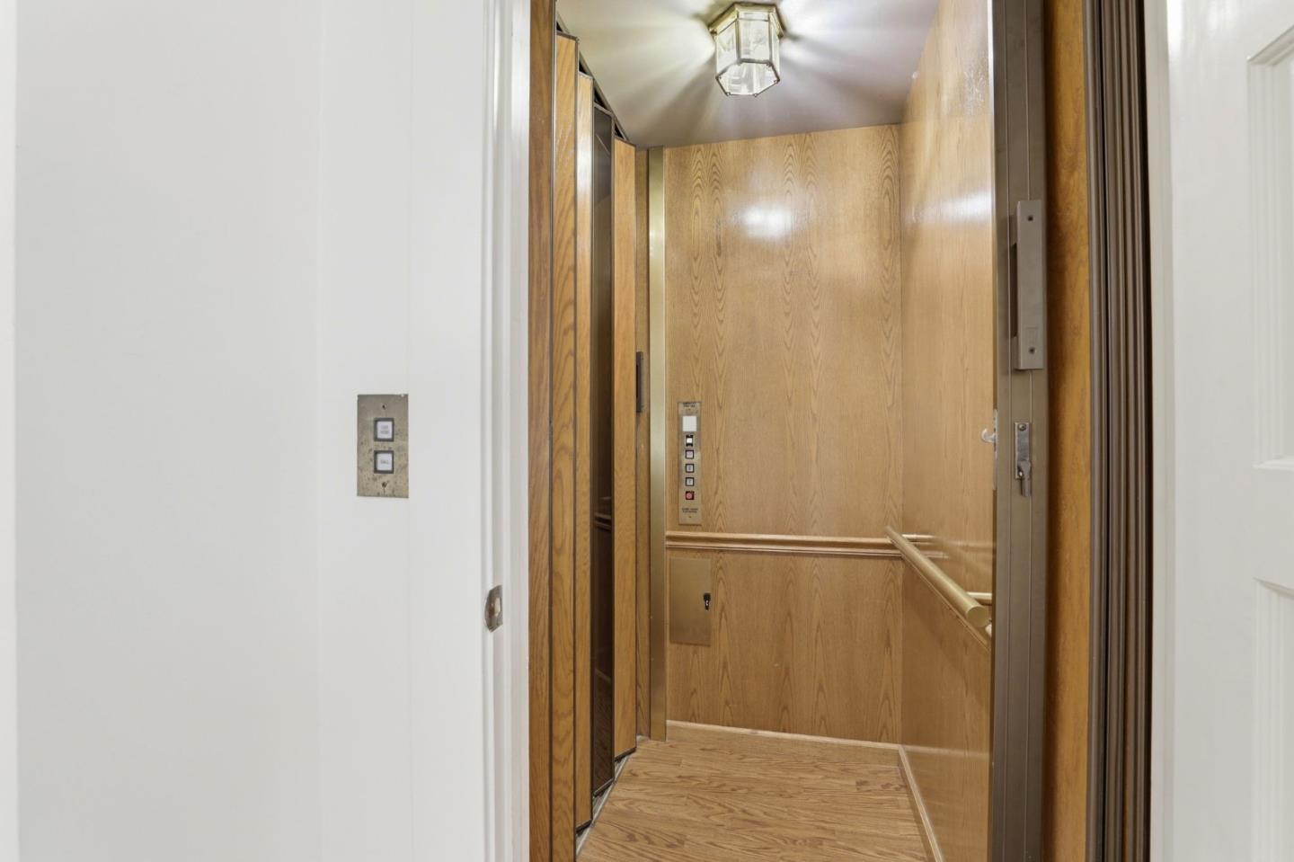 Detail Gallery Image 16 of 53 For 566 E Crescent Dr, Palo Alto,  CA 94301 - 5 Beds | 4 Baths