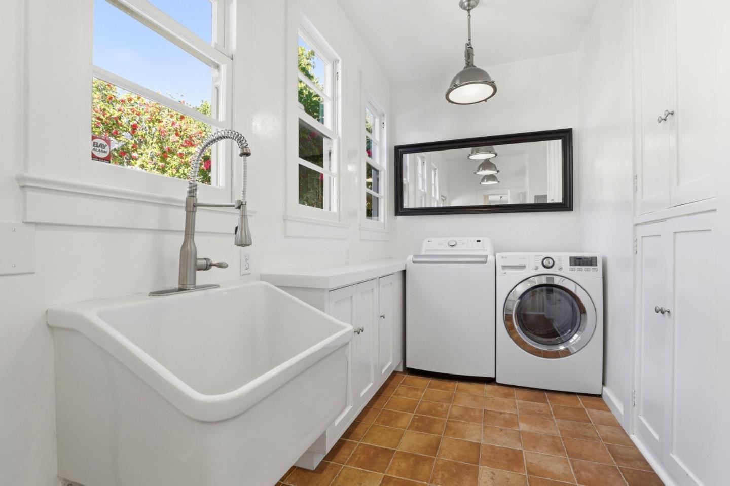 Detail Gallery Image 20 of 53 For 566 E Crescent Dr, Palo Alto,  CA 94301 - 5 Beds | 4 Baths