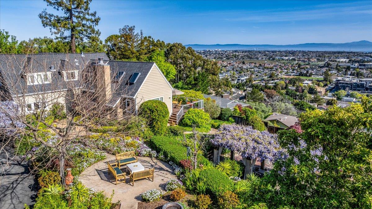 Detail Gallery Image 13 of 75 For 819 Holly Rd, Belmont,  CA 94002 - 4 Beds | 3 Baths