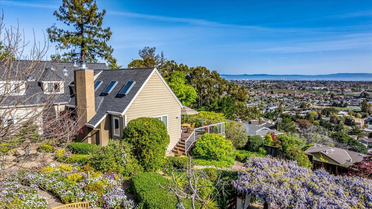 Detail Gallery Image 16 of 75 For 819 Holly Rd, Belmont,  CA 94002 - 4 Beds | 3 Baths