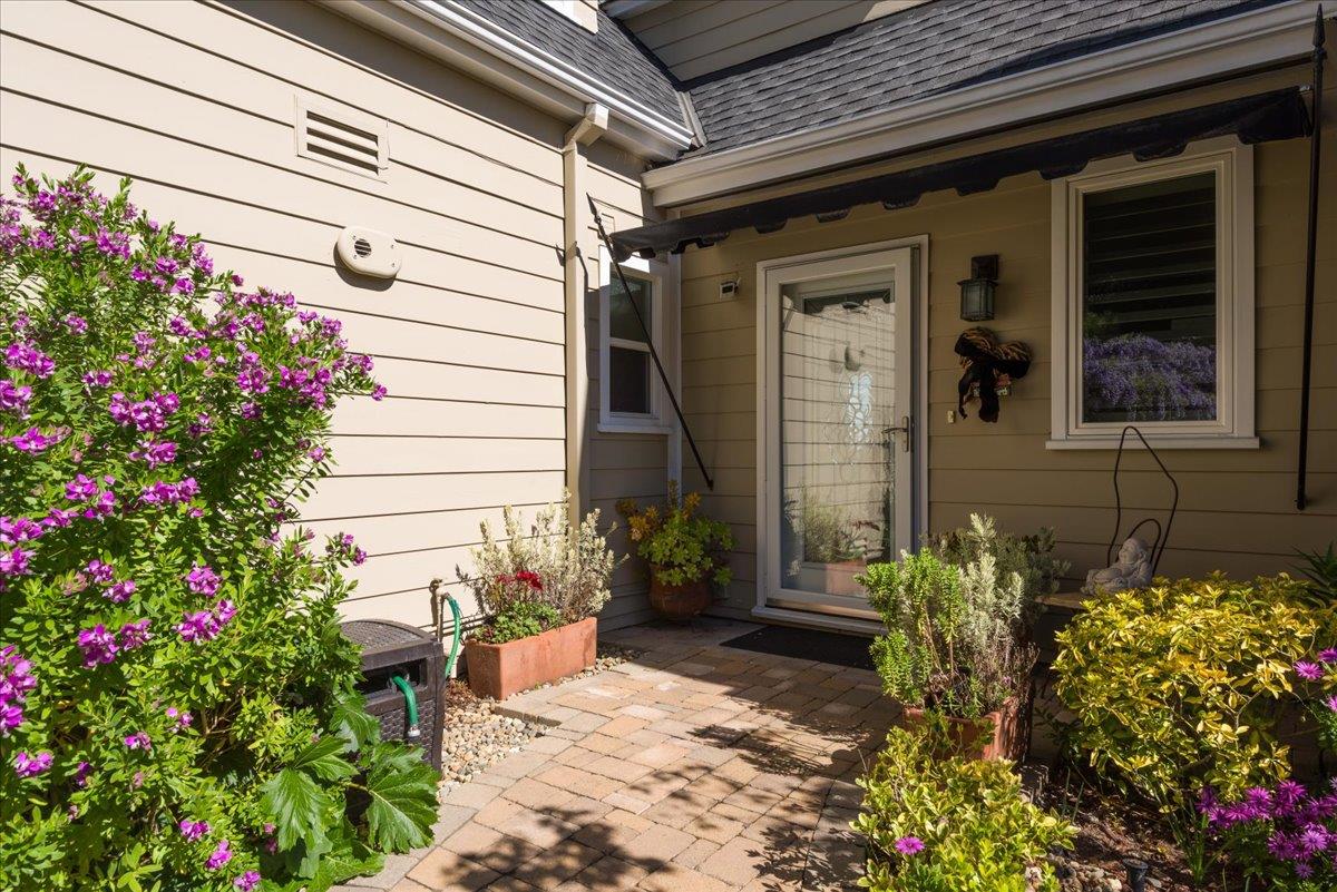 Detail Gallery Image 17 of 75 For 819 Holly Rd, Belmont,  CA 94002 - 4 Beds | 3 Baths