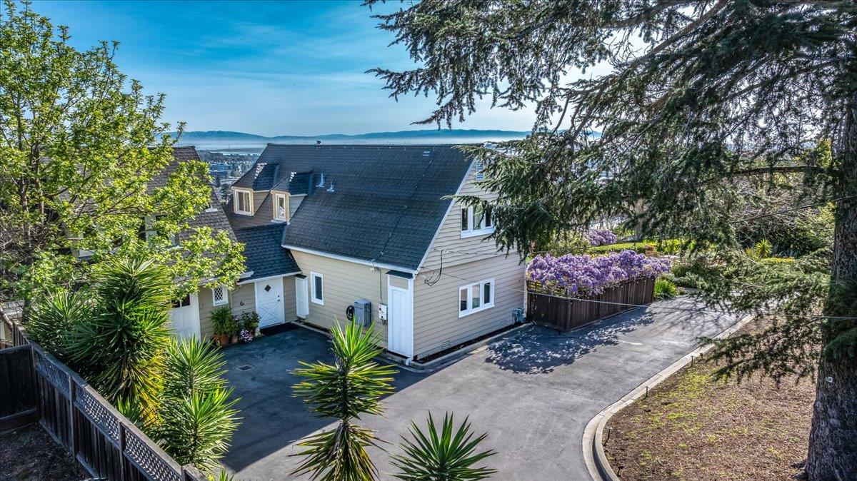 Detail Gallery Image 4 of 75 For 819 Holly Rd, Belmont,  CA 94002 - 4 Beds | 3 Baths