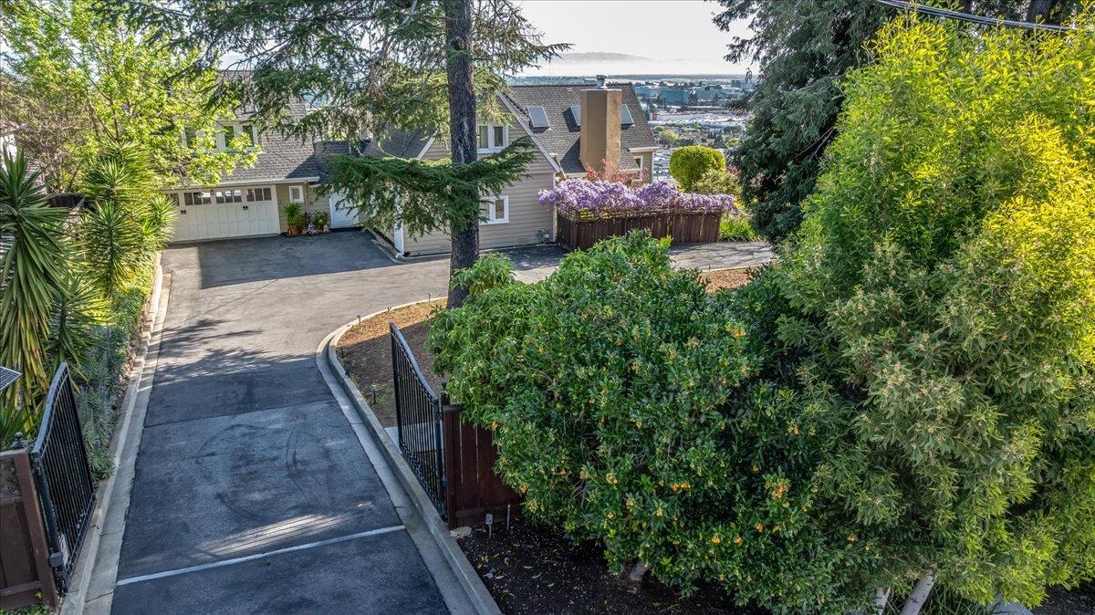 Detail Gallery Image 5 of 75 For 819 Holly Rd, Belmont,  CA 94002 - 4 Beds | 3 Baths