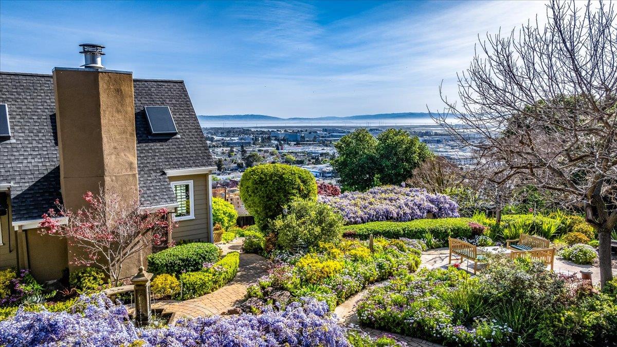 Detail Gallery Image 6 of 75 For 819 Holly Rd, Belmont,  CA 94002 - 4 Beds | 3 Baths