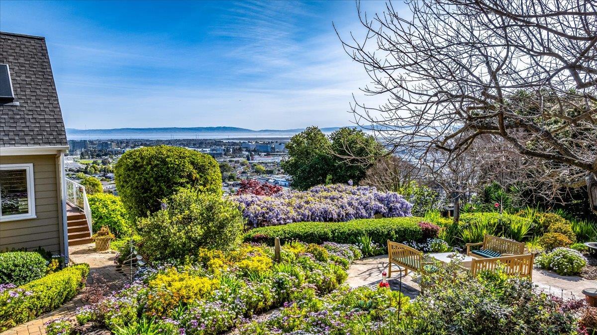 Detail Gallery Image 7 of 75 For 819 Holly Rd, Belmont,  CA 94002 - 4 Beds | 3 Baths