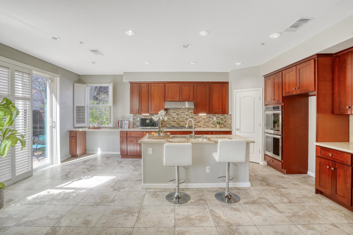 Detail Gallery Image 11 of 64 For 262 W Country Club Dr, Brentwood,  CA 94513 - 5 Beds | 3 Baths