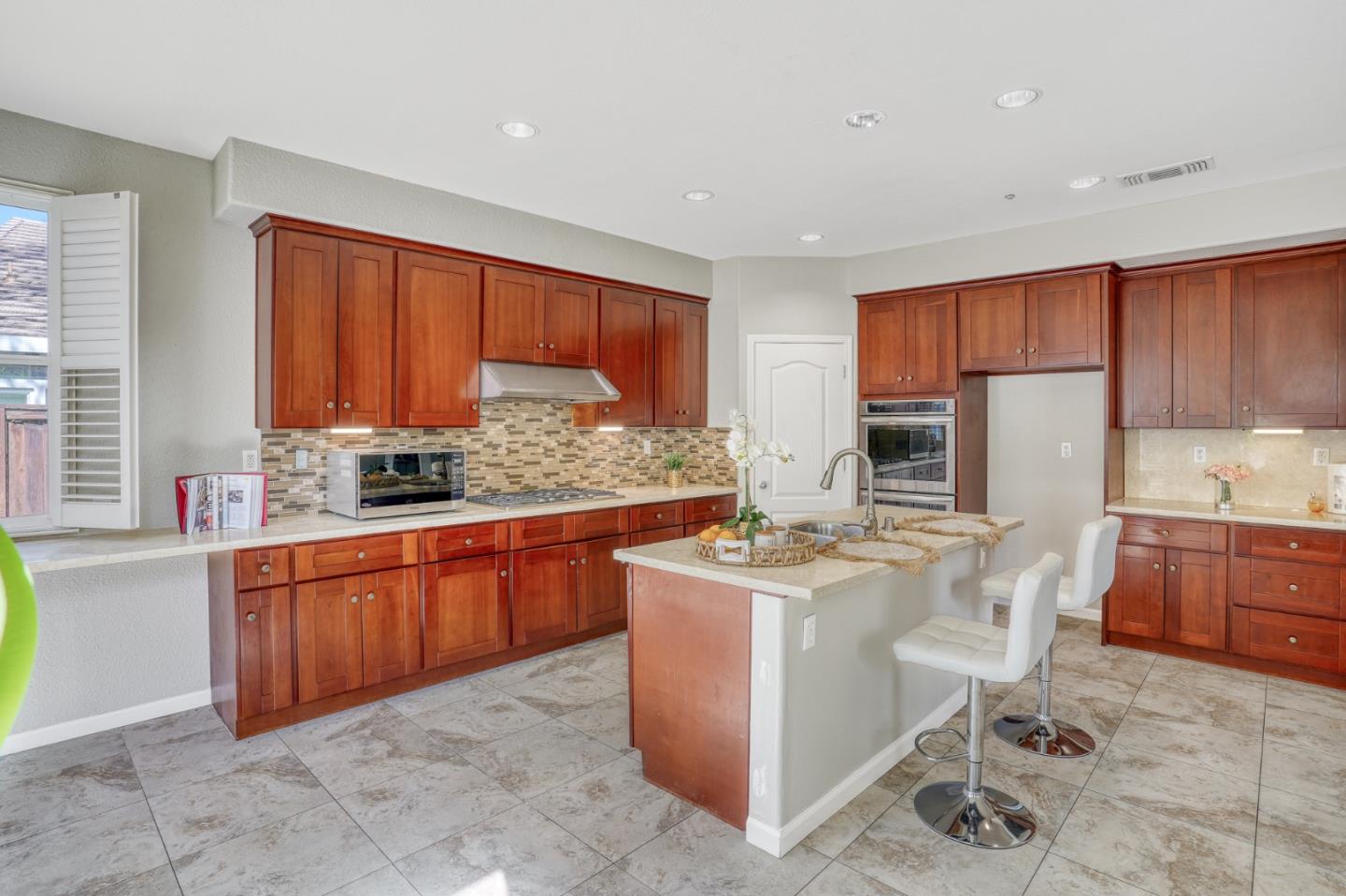 Detail Gallery Image 12 of 64 For 262 W Country Club Dr, Brentwood,  CA 94513 - 5 Beds | 3 Baths