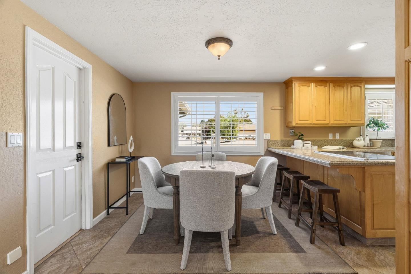 Detail Gallery Image 11 of 49 For 14850 Muleta Dr, Salinas,  CA 93908 - 4 Beds | 3 Baths