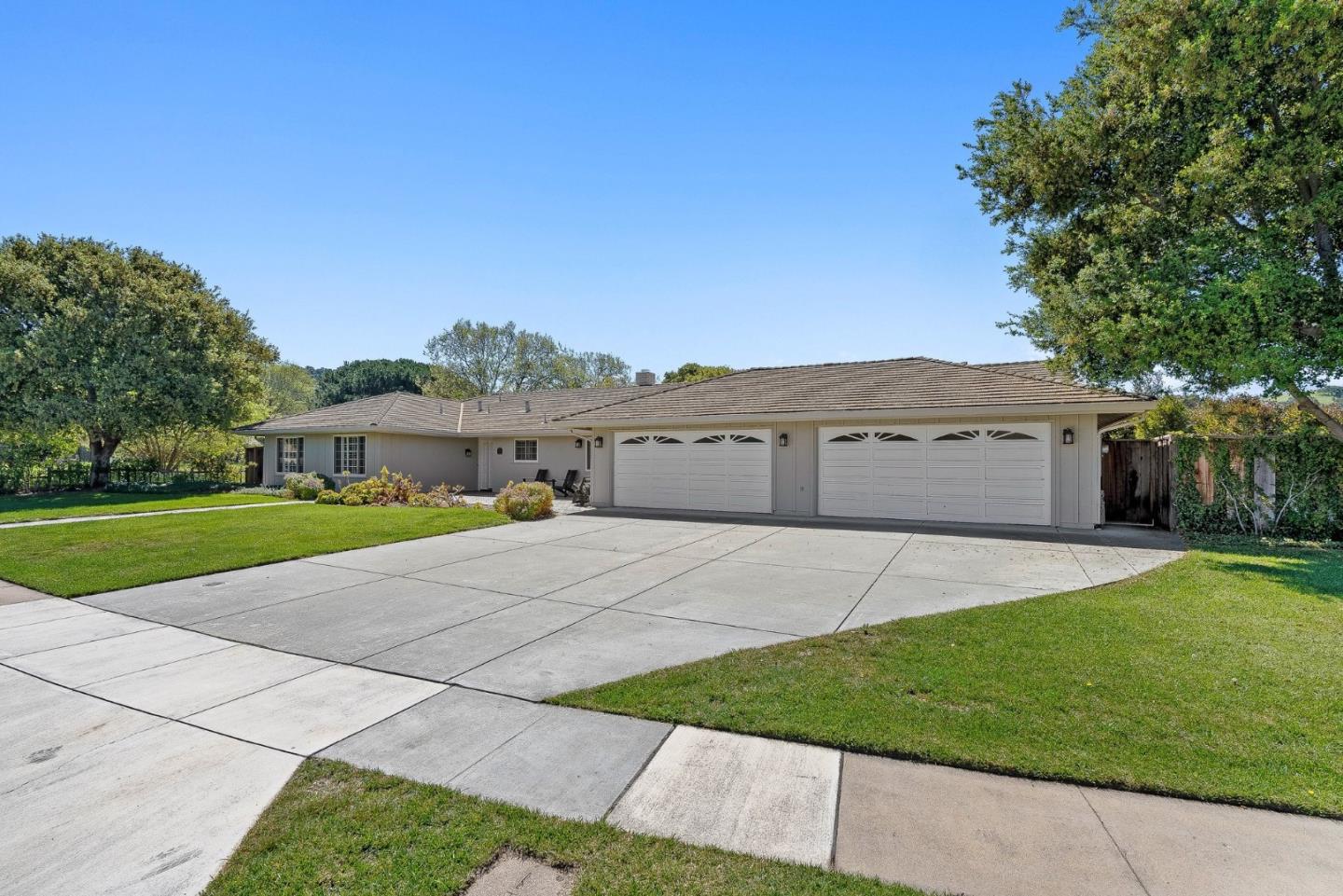 Detail Gallery Image 2 of 49 For 14850 Muleta Dr, Salinas,  CA 93908 - 4 Beds | 3 Baths