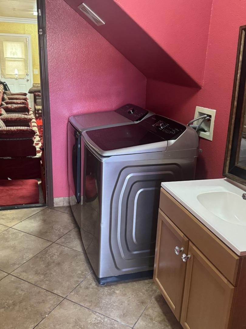 Detail Gallery Image 12 of 21 For 1231 Carmelo, Soledad,  CA 93960 - 6 Beds | 3 Baths