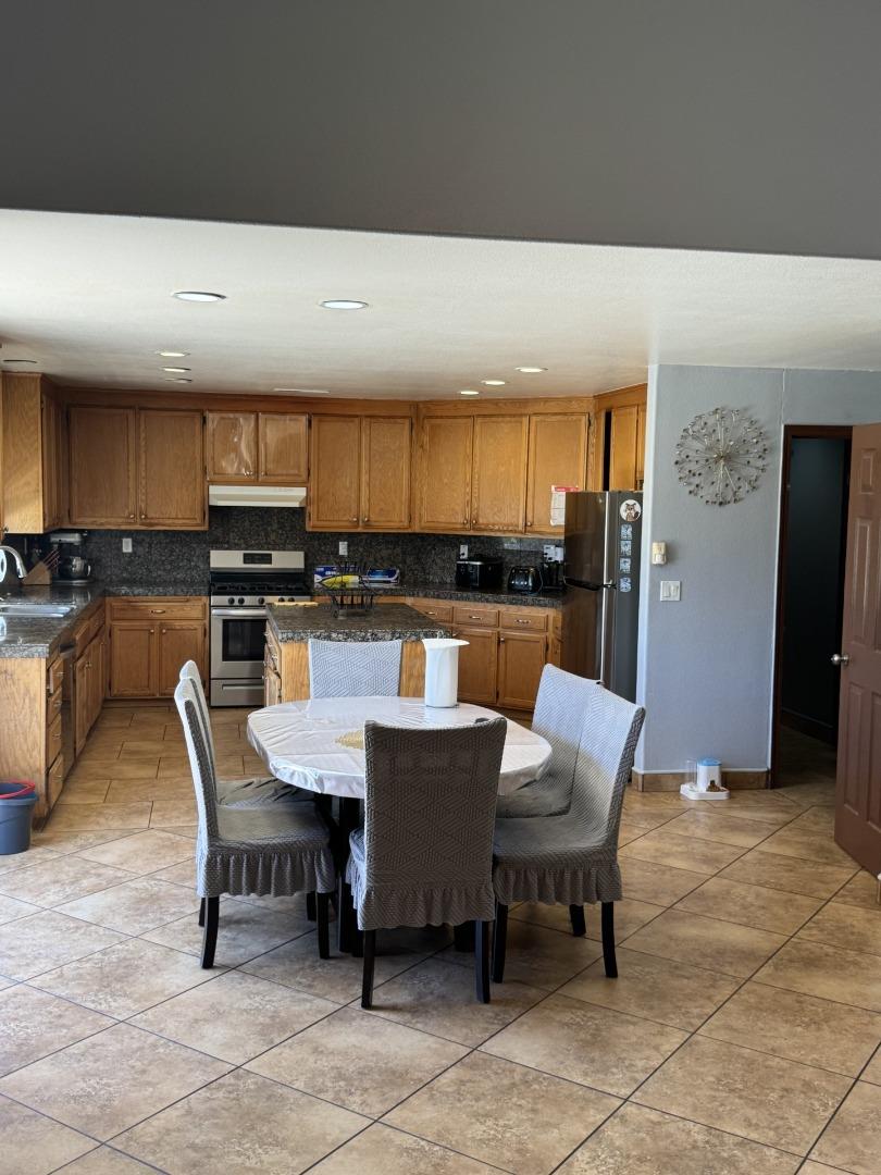 Detail Gallery Image 6 of 21 For 1231 Carmelo, Soledad,  CA 93960 - 6 Beds | 3 Baths