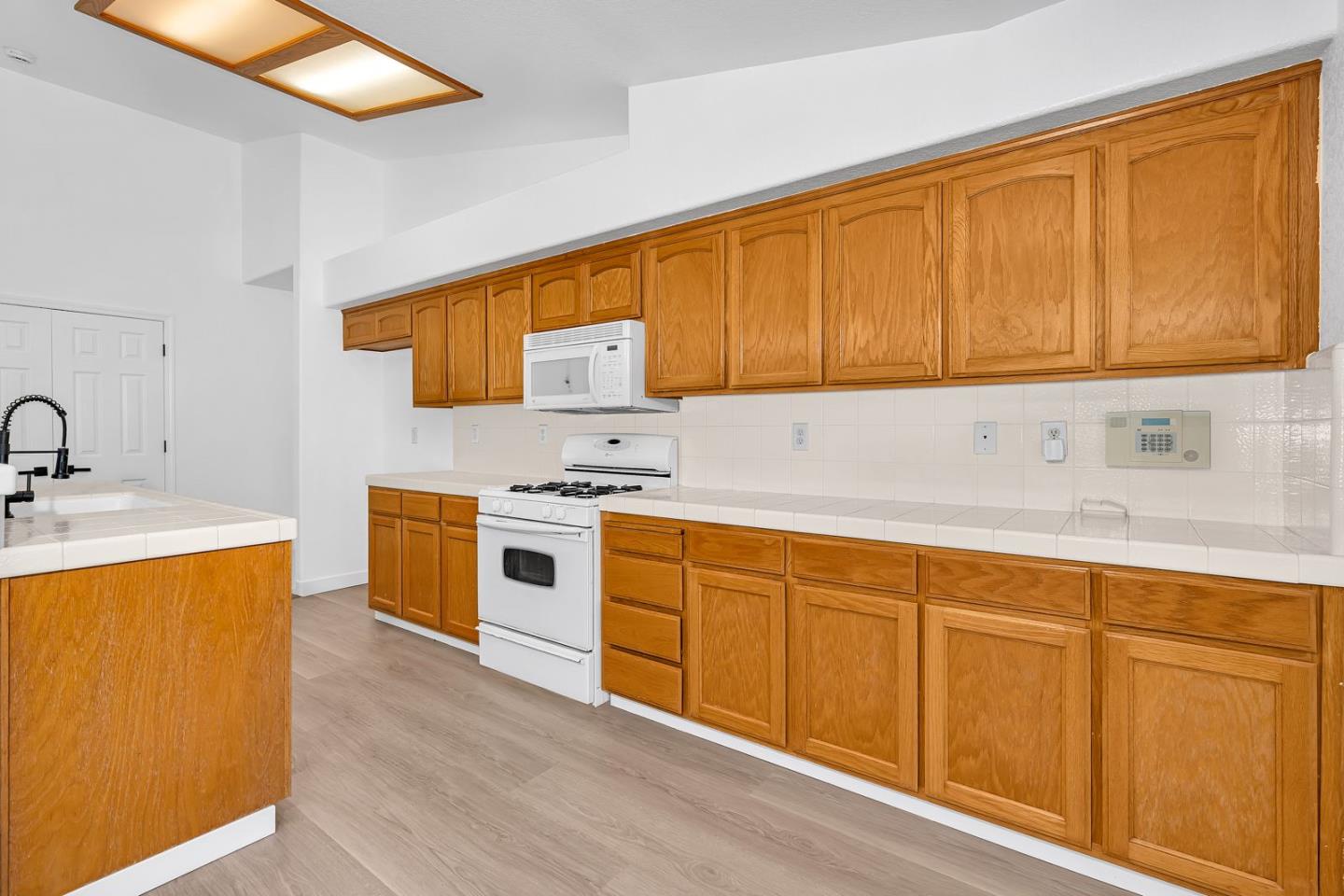 Detail Gallery Image 5 of 12 For 644 Winemaker St, Los Banos,  CA 93635 - 4 Beds | 2 Baths