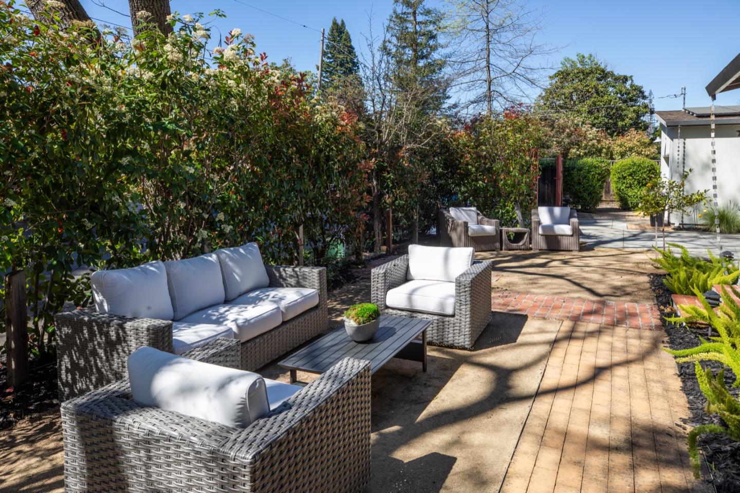 Detail Gallery Image 6 of 40 For 204 Princeton Rd, Menlo Park,  CA 94025 - 3 Beds | 2 Baths