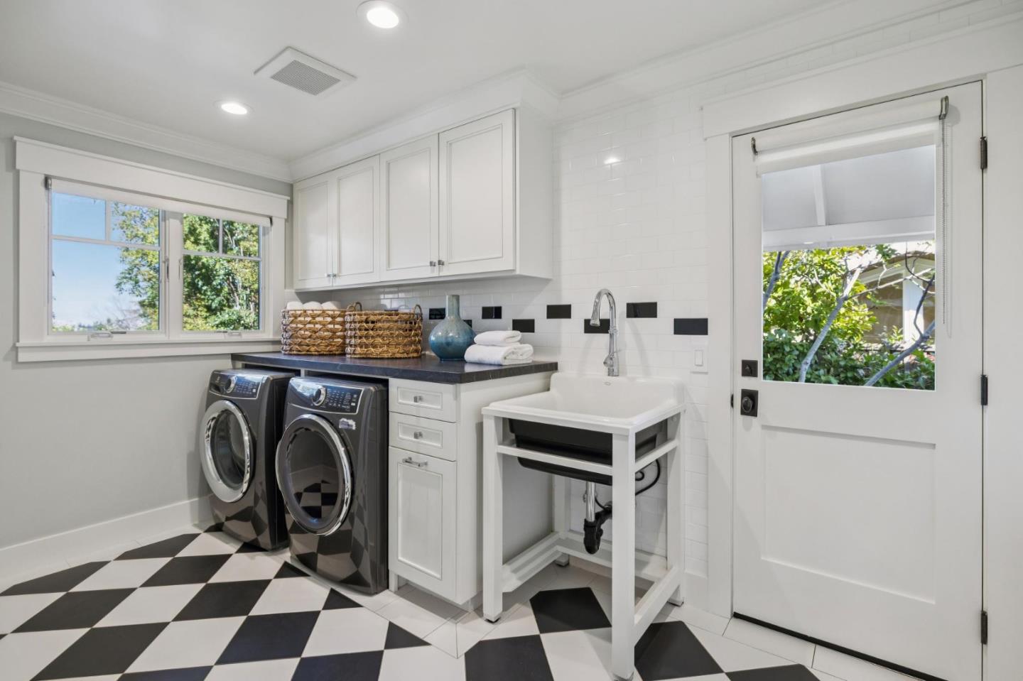 Detail Gallery Image 32 of 49 For 1030 Deanna Dr, Menlo Park,  CA 94025 - 4 Beds | 2/1 Baths