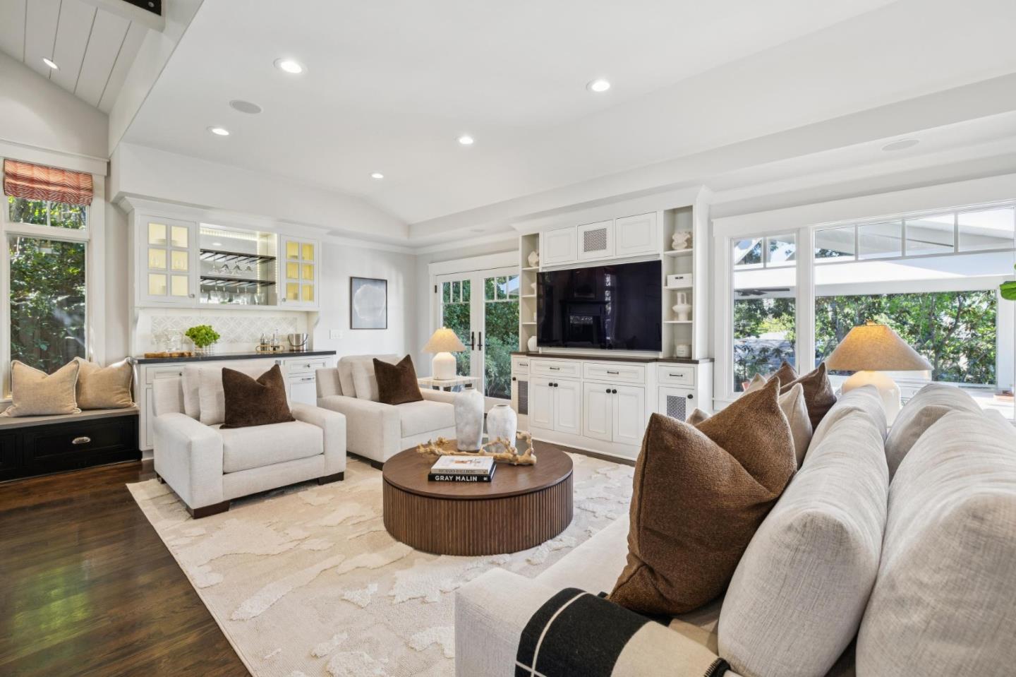 Detail Gallery Image 8 of 49 For 1030 Deanna Dr, Menlo Park,  CA 94025 - 4 Beds | 2/1 Baths