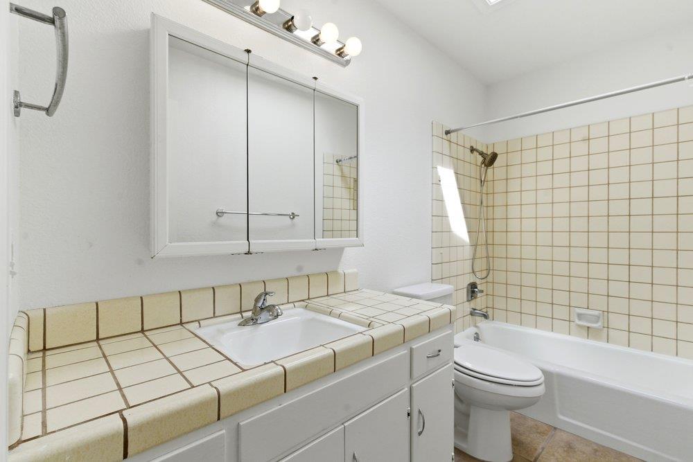 Detail Gallery Image 21 of 37 For 480 Ridgemark Dr, Hollister,  CA 95023 - 3 Beds | 2/1 Baths