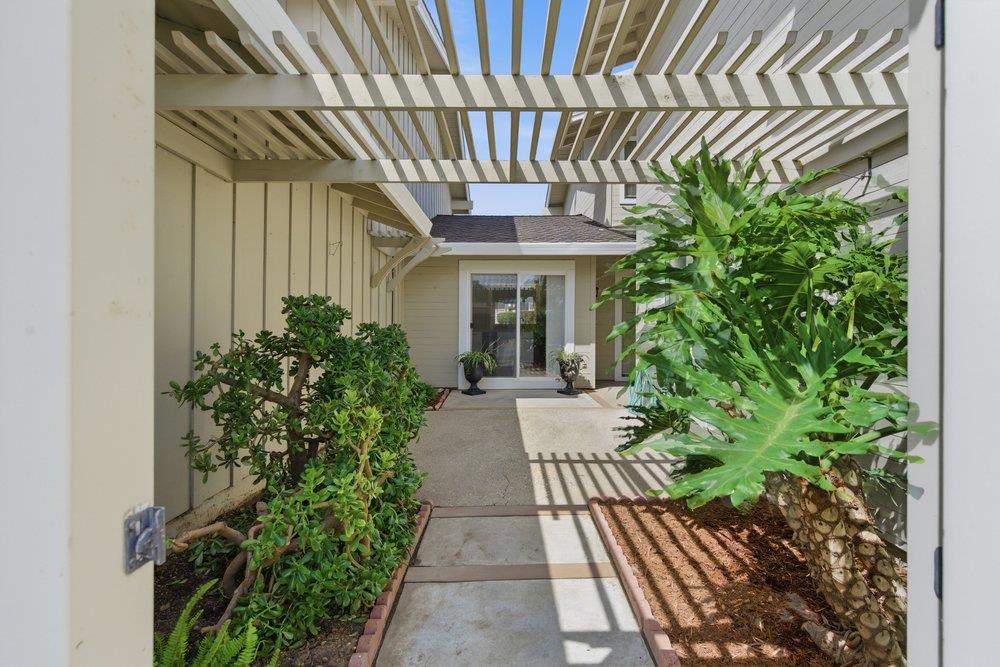 Detail Gallery Image 3 of 37 For 480 Ridgemark Dr, Hollister,  CA 95023 - 3 Beds | 2/1 Baths