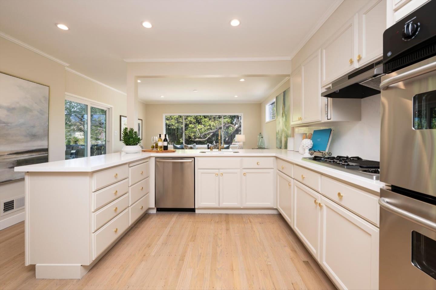 Detail Gallery Image 5 of 22 For 370 Parrott Dr, San Mateo,  CA 94402 - 4 Beds | 3 Baths