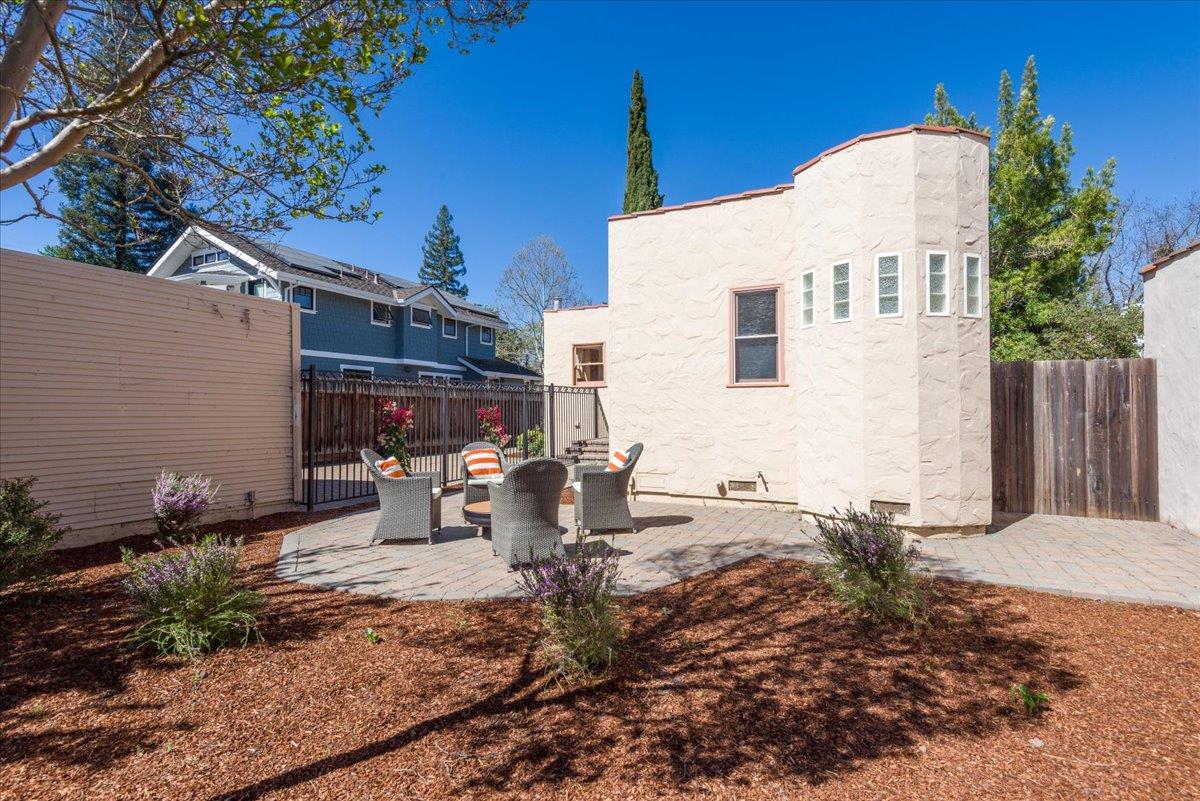 Detail Gallery Image 14 of 18 For 941 College Ave, Palo Alto,  CA 94306 - 3 Beds | 2 Baths