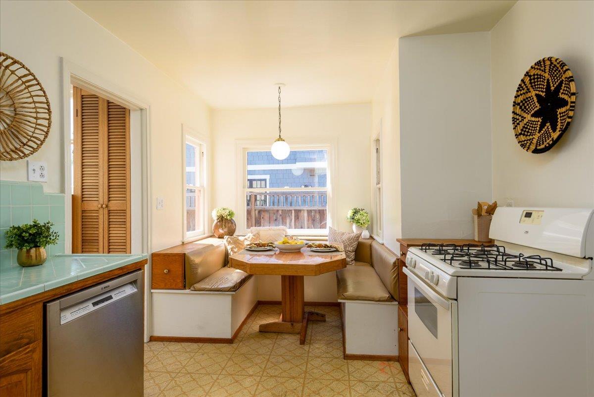 Detail Gallery Image 4 of 18 For 941 College Ave, Palo Alto,  CA 94306 - 3 Beds | 2 Baths