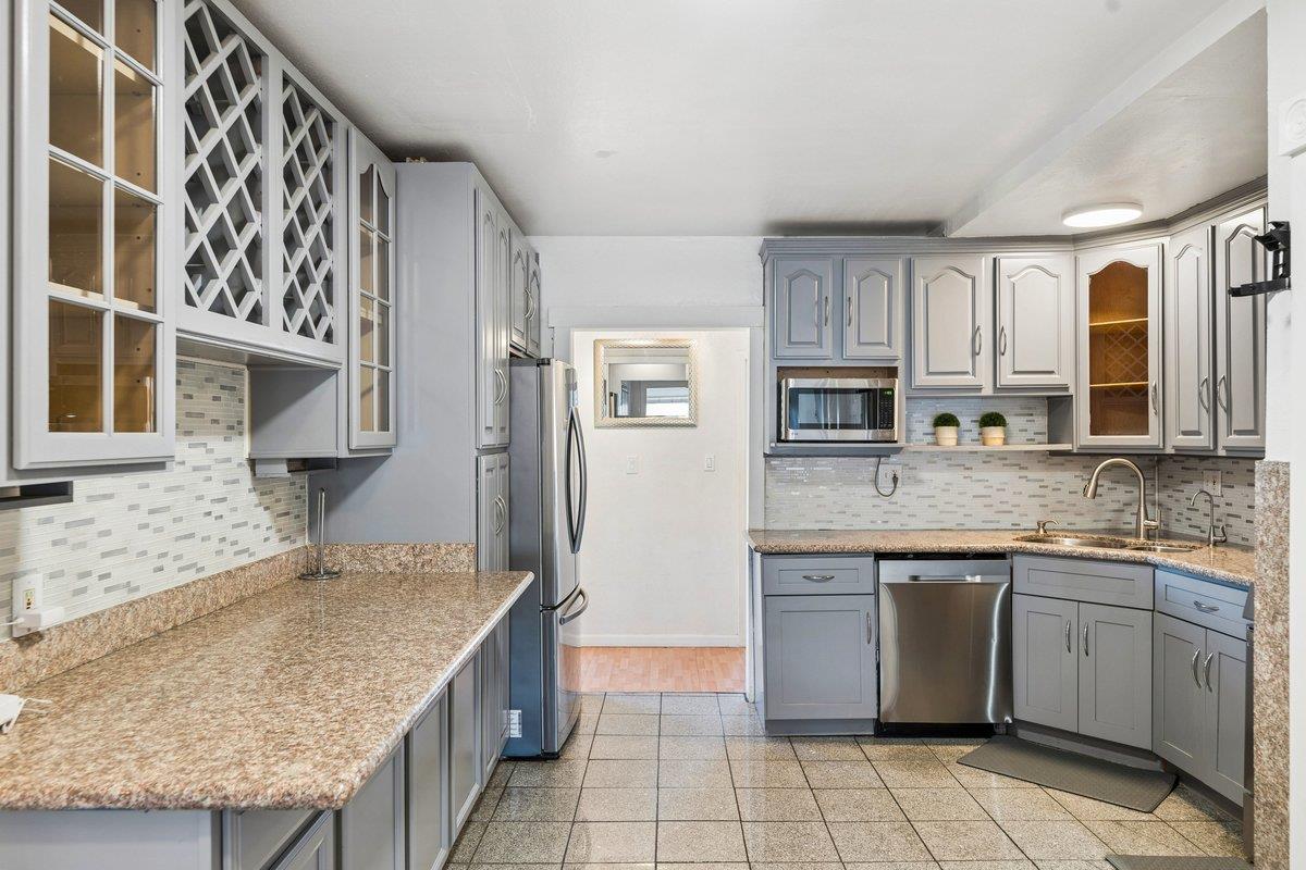 Detail Gallery Image 12 of 35 For 998 Hensley Ave, San Bruno,  CA 94066 - 4 Beds | 3 Baths