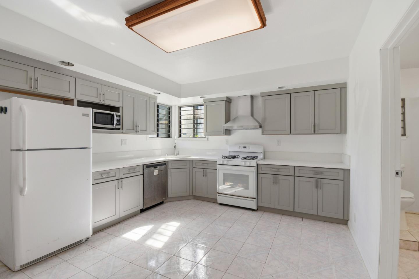 Detail Gallery Image 13 of 44 For 3918 High St, Oakland,  CA 94619 - 4 Beds | 3 Baths