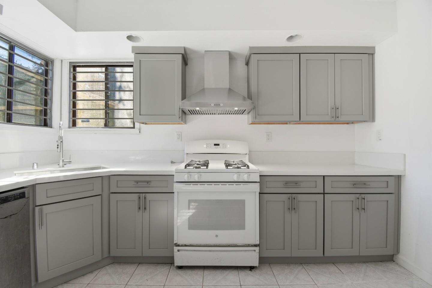 Detail Gallery Image 14 of 44 For 3918 High St, Oakland,  CA 94619 - 4 Beds | 3 Baths