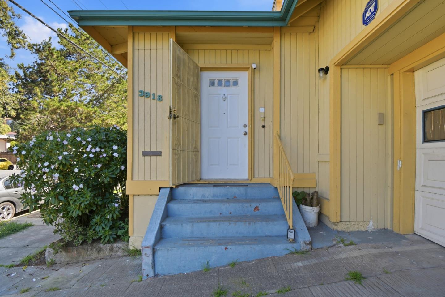 Detail Gallery Image 4 of 44 For 3918 High St, Oakland,  CA 94619 - 4 Beds | 3 Baths