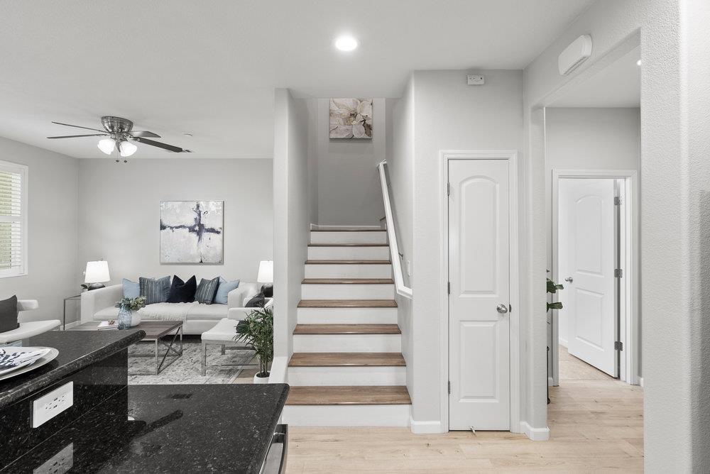 Detail Gallery Image 10 of 38 For 900 Old Oak Ln #3,  Hayward,  CA 94541 - 3 Beds | 2/1 Baths