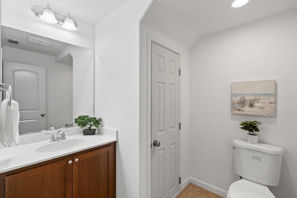 Detail Gallery Image 12 of 38 For 900 Old Oak Ln #3,  Hayward,  CA 94541 - 3 Beds | 2/1 Baths