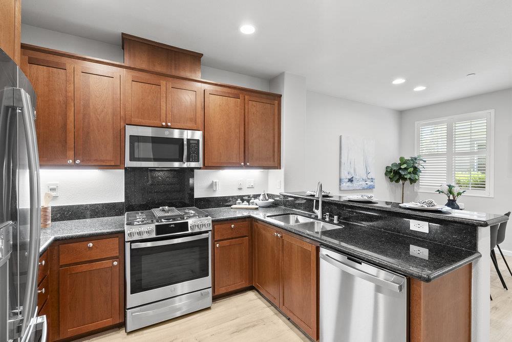 Detail Gallery Image 8 of 38 For 900 Old Oak Ln #3,  Hayward,  CA 94541 - 3 Beds | 2/1 Baths